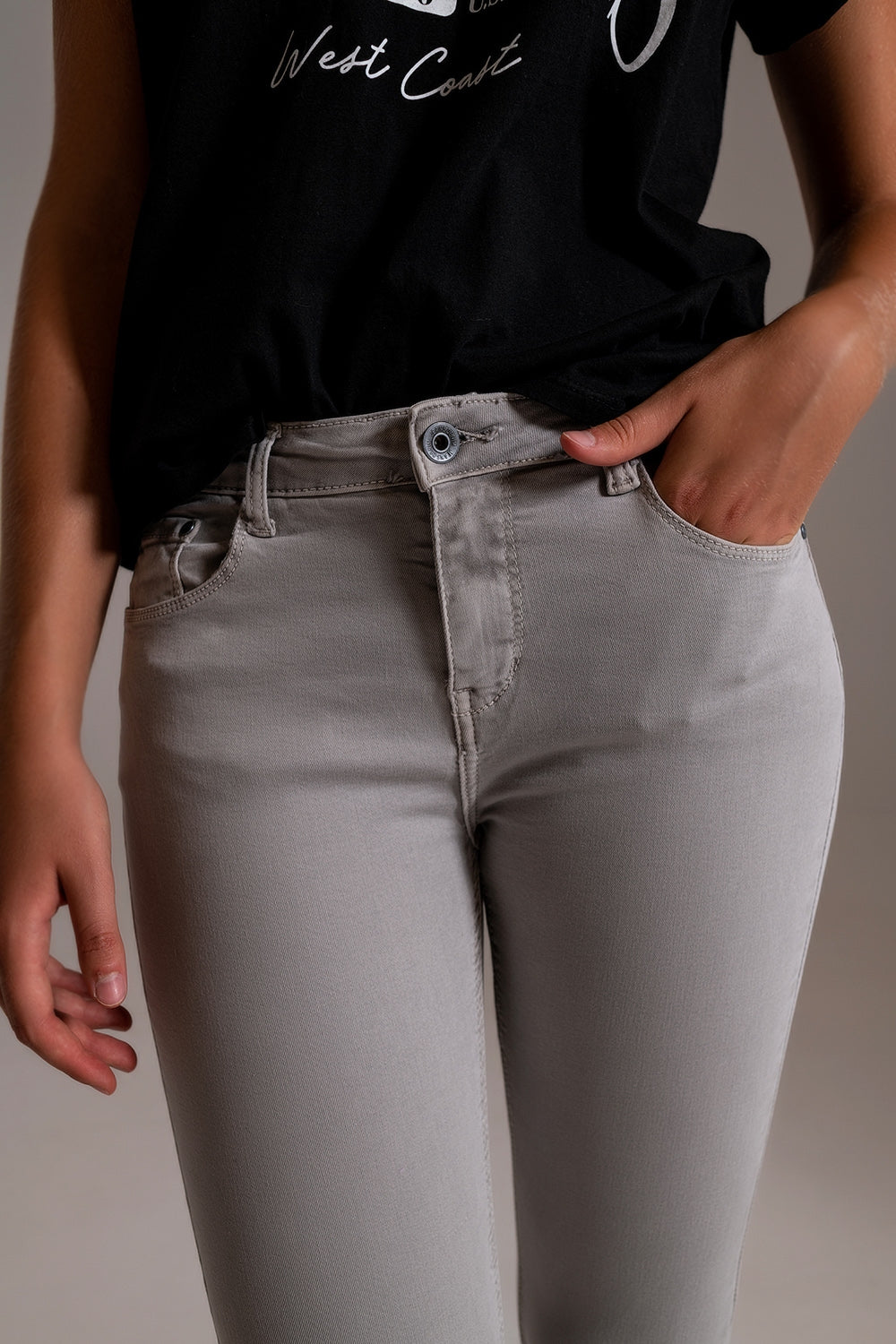 Light gray ankle jeans with soft wrinkles