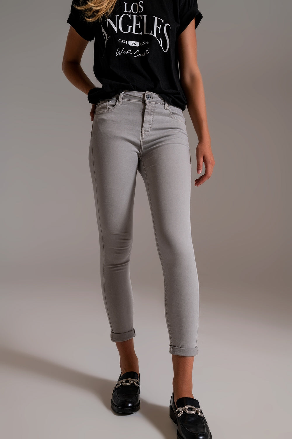 Light gray ankle jeans with soft wrinkles