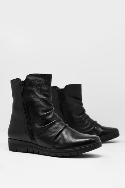 Low black boots with zipper and round nose