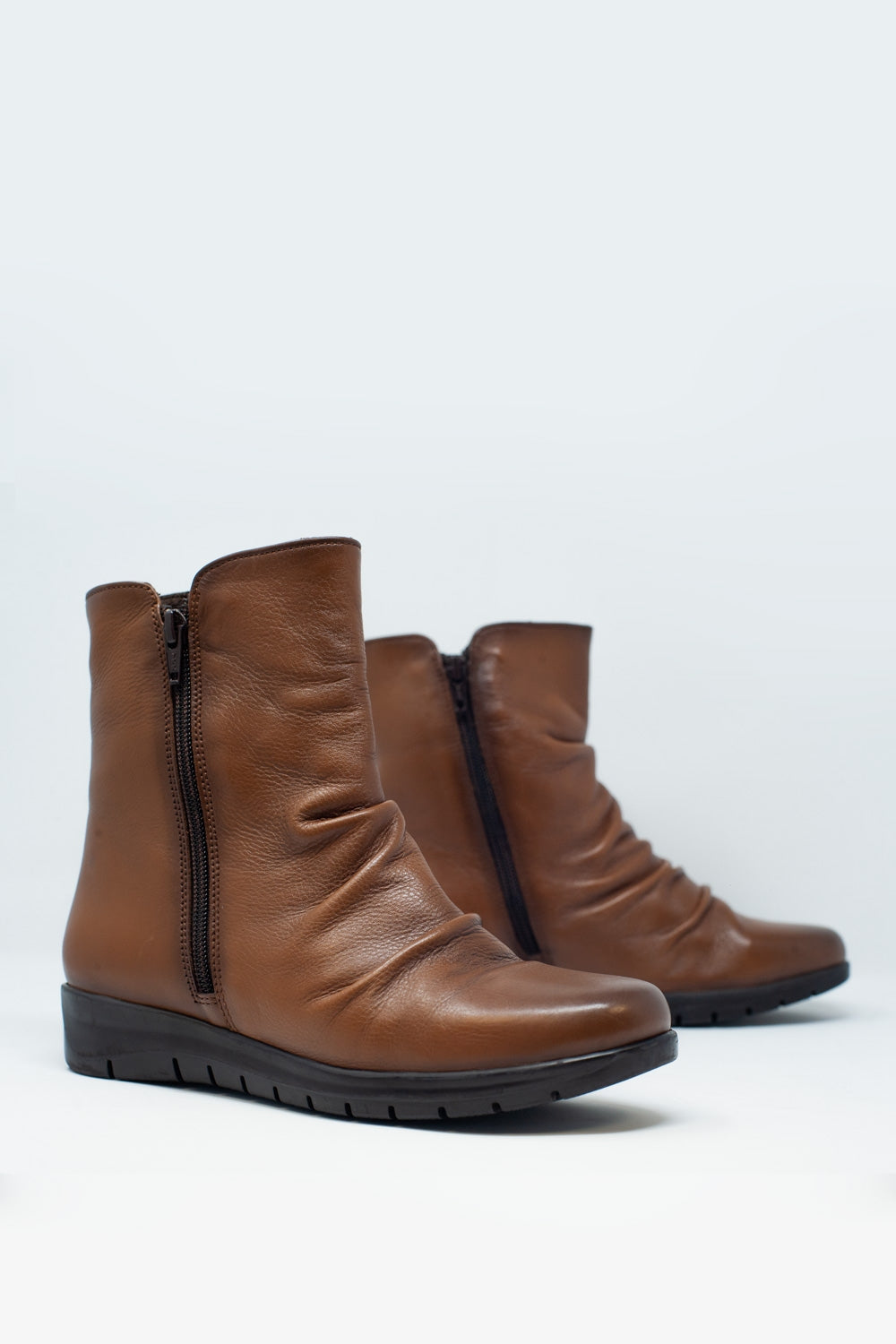 Low brown boots with zipper and round nose